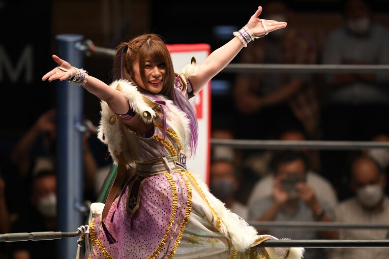 笑顔でファンにアピールする中野たむ