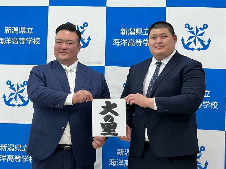 2023年、大相撲の二所ノ関部屋に入門し、しこ名が「大の里」に決まった中村泰輝と師匠の二所ノ関親方（元横綱稀勢の里） ©JIJI PRESS