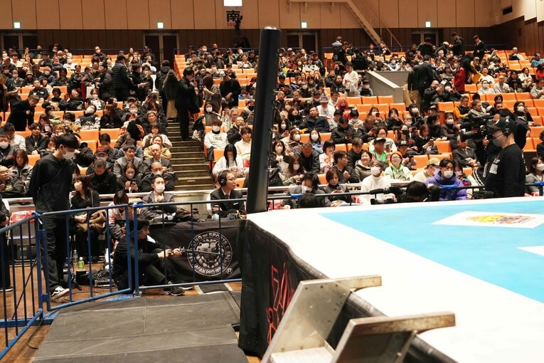 傾いている折れた鉄柱　©Essei Hara