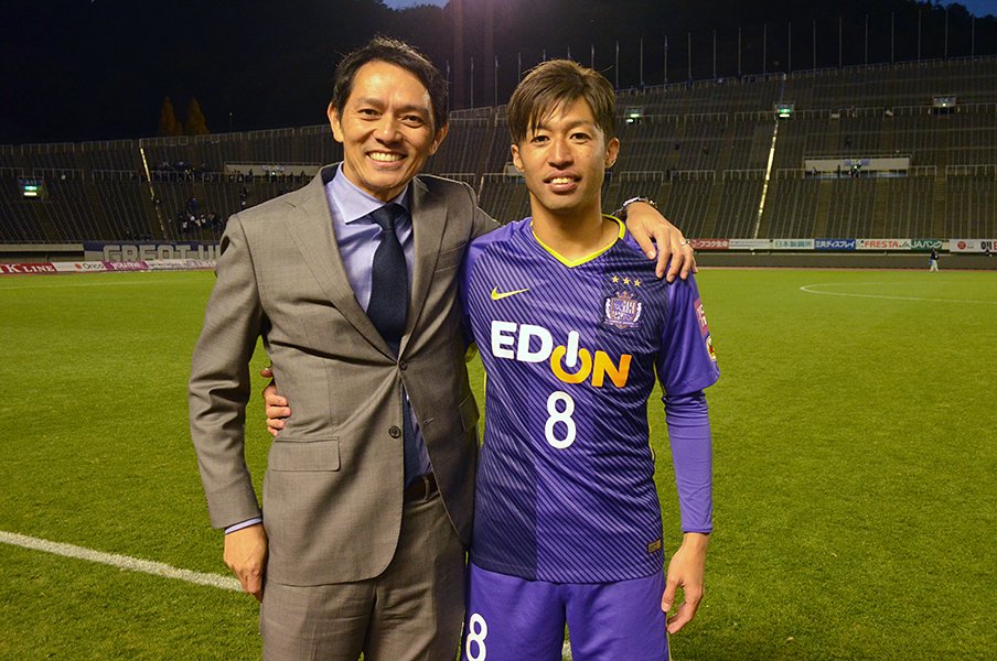広島・森崎和幸、引退決断の真相。見守り続けた西岡明彦アナとの絆。<Number Web> photograph by Toshihide Ishikura