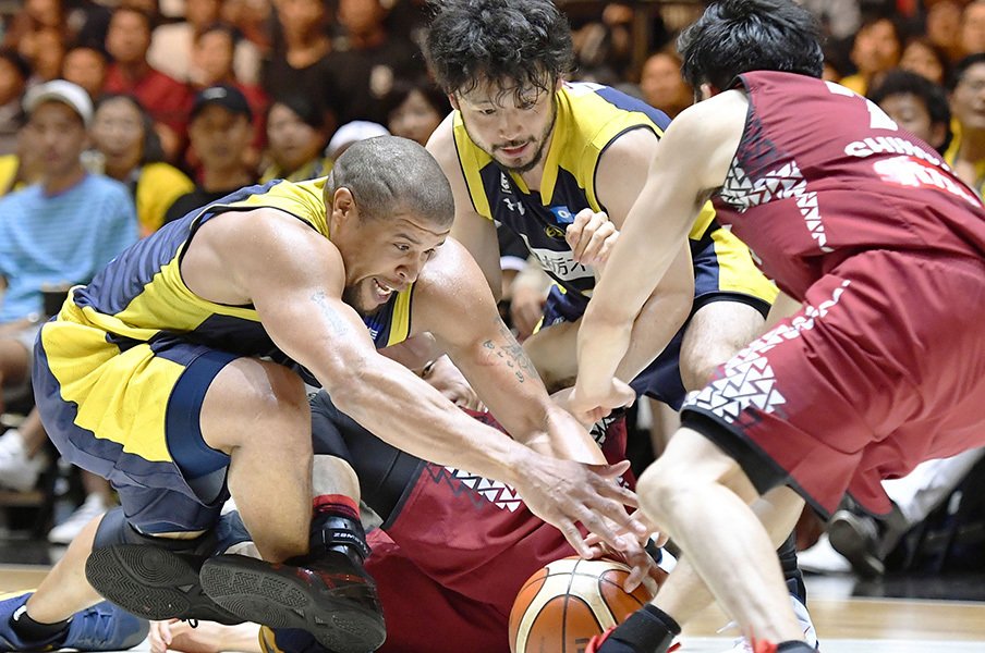 田臥「負けた時に、チームみんなが」Bリーグ初代王者、栃木の1年間。<Number Web> photograph by Kyodo News
