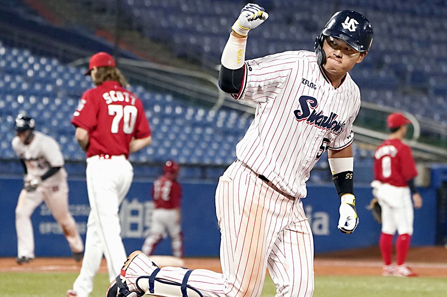 村上宗隆、躍進の裏に筒香モデル。20歳の4番が目指す岡本和真超え。<Number Web> photograph by KYODO