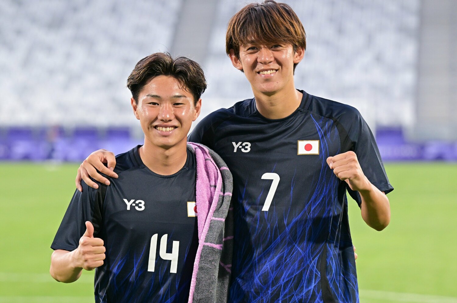 試合後、笑顔の三戸と山本　©Takuya Kaneko/JMPA