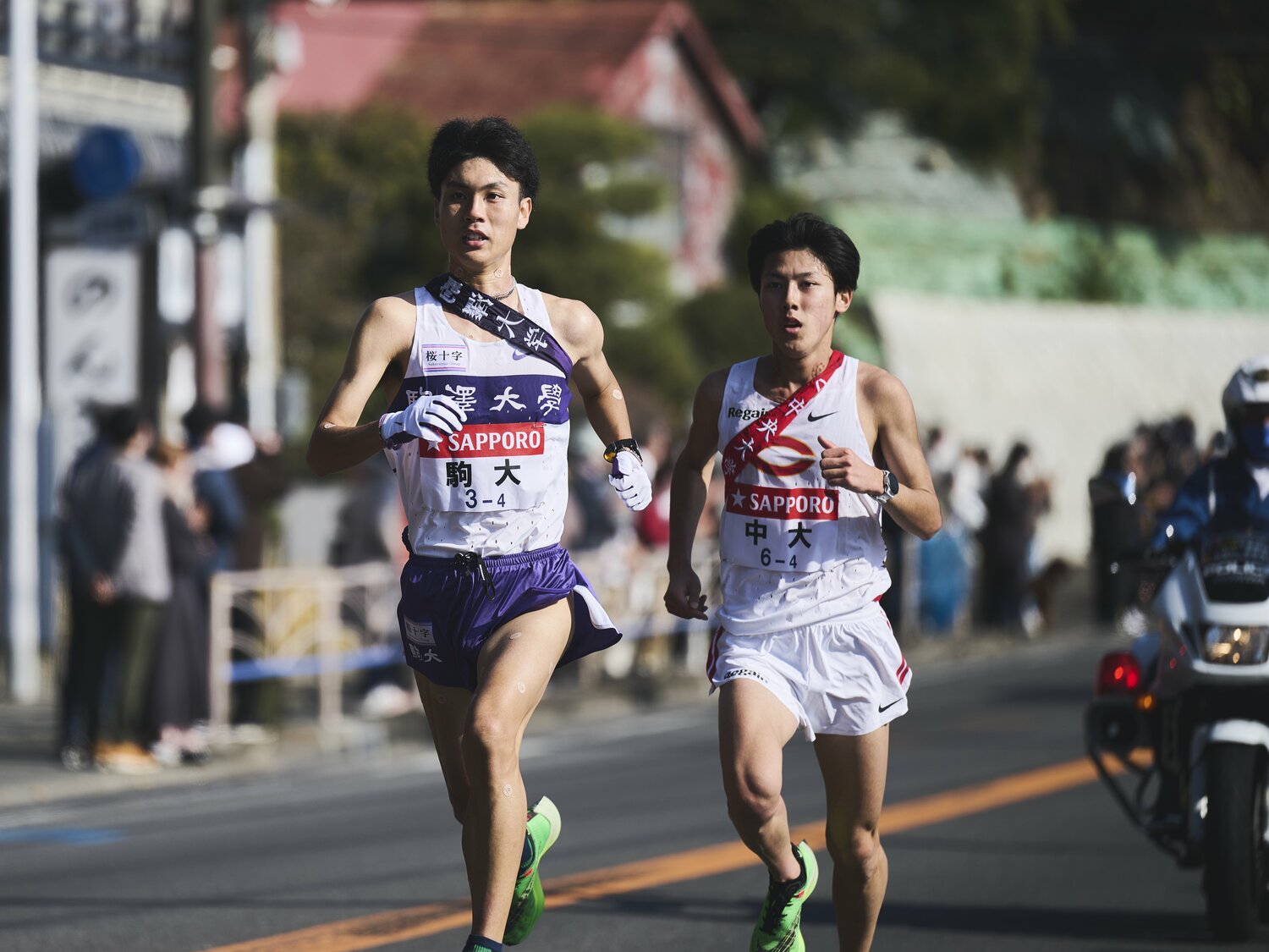 2023年、99回大会4区で鈴木は中大の吉居駿恭に追いつくと、さらに青学大の太田蒼生と激しく競り合う展開に　©Yuki Suenaga