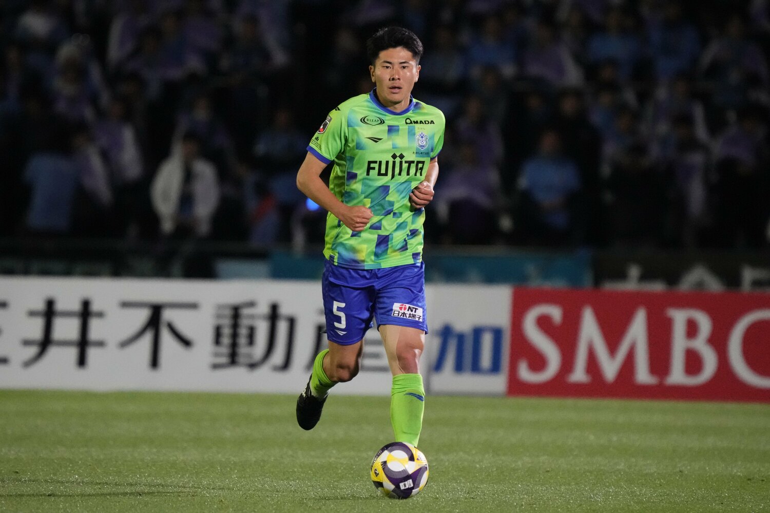湘南で活躍する21歳の鈴木淳之介。3バックで長所をアピールできるか　©Hiroki Watanabe/Getty Images