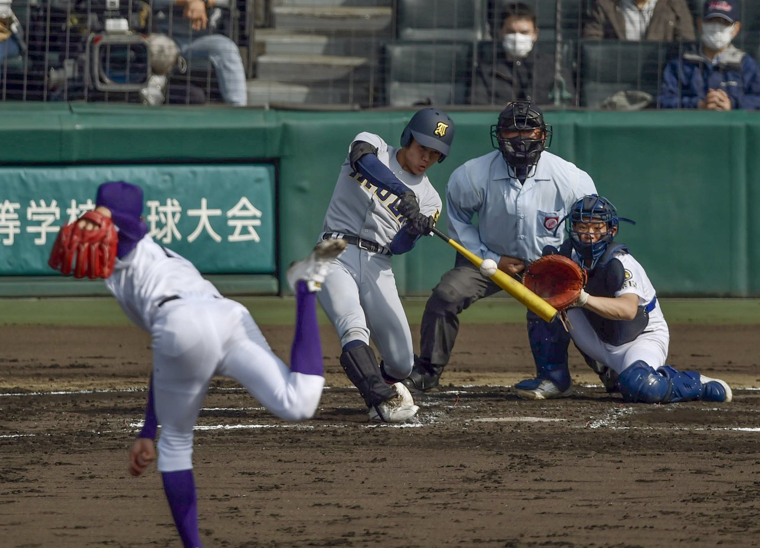 仙台育英対天理の3回表仙台育英無死、3番八巻真也が右越えに本塁打を放つ。達孝太は今大会初めて本塁打を許した　©KYODO