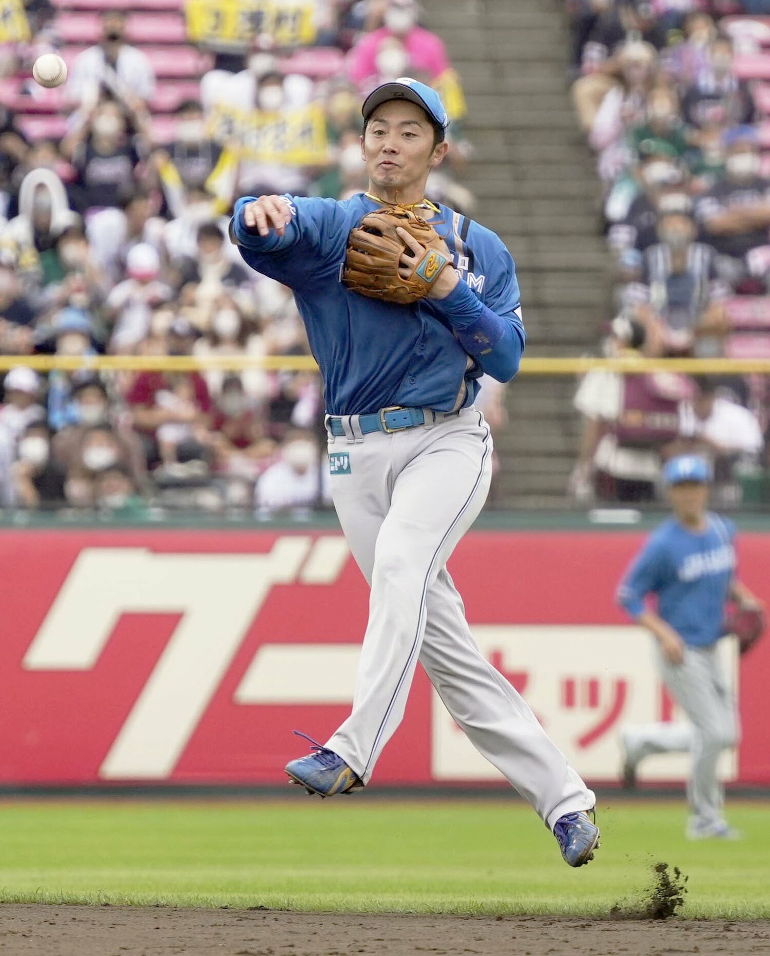 名手・谷内のジャンピングスロー　©︎KYODO