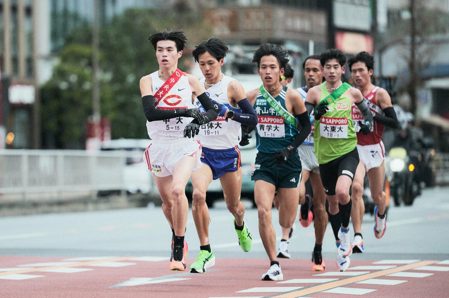 1区先頭で集団を引っ張る藤田大智　©Yuki Suenaga