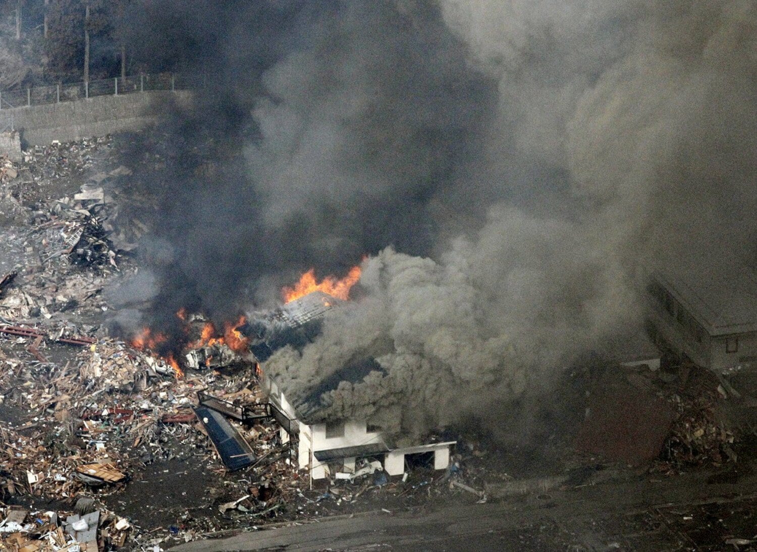東日本大震災の被災地、岩手県宮古市の火災現場　©︎KYODO