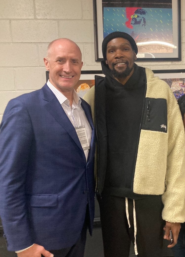 ネッツのスター選手、ケビン・デュラント（右）と記念撮影するホーバスHC　©︎Daisuke Sugiura