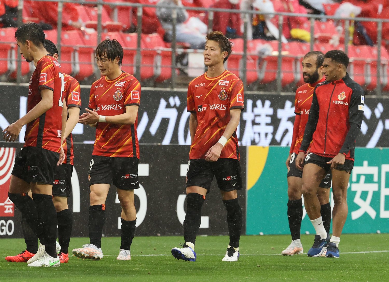 川崎に敗れ、厳しい表情の柿谷曜一朗（中央）ら名古屋の選手　©JIJI PRESS