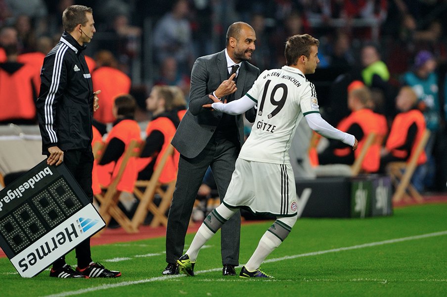 バイエルン時代、ゲッツェに指示を与えるペップ ©Takuya Sugiyama