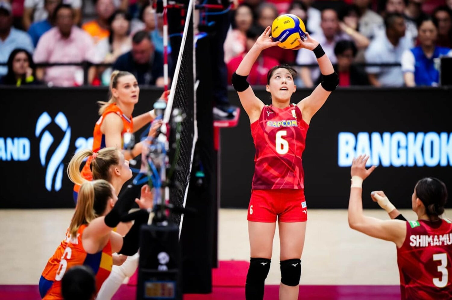世界バレー準々決勝・オランダ戦でトスをあげる関菜々巳　©︎Volleyball World