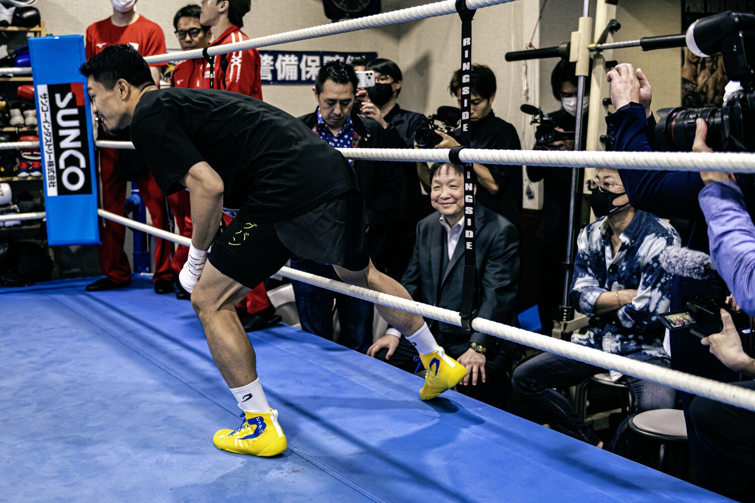 公開練習のリングに立つ中谷潤人。大橋秀行会長、井上真吾トレーナー、さらに大橋ジムの3人のトレーナー陣が視察に訪れた　©Takuya Sugiyama