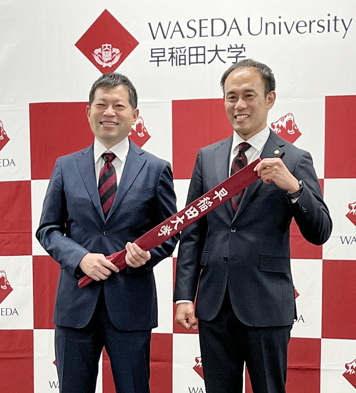 6月に早大競走部の駅伝監督に就任した花田勝彦氏（右）と前任の相楽豊氏　©JIJI PRESS