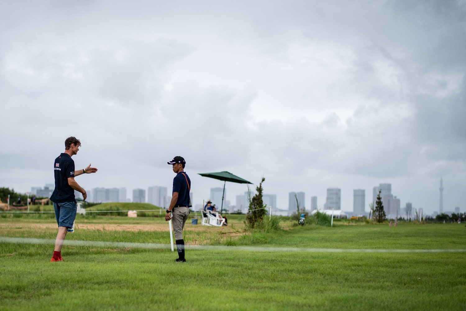 コースの下見をする戸本とトレーナーのウィリアム