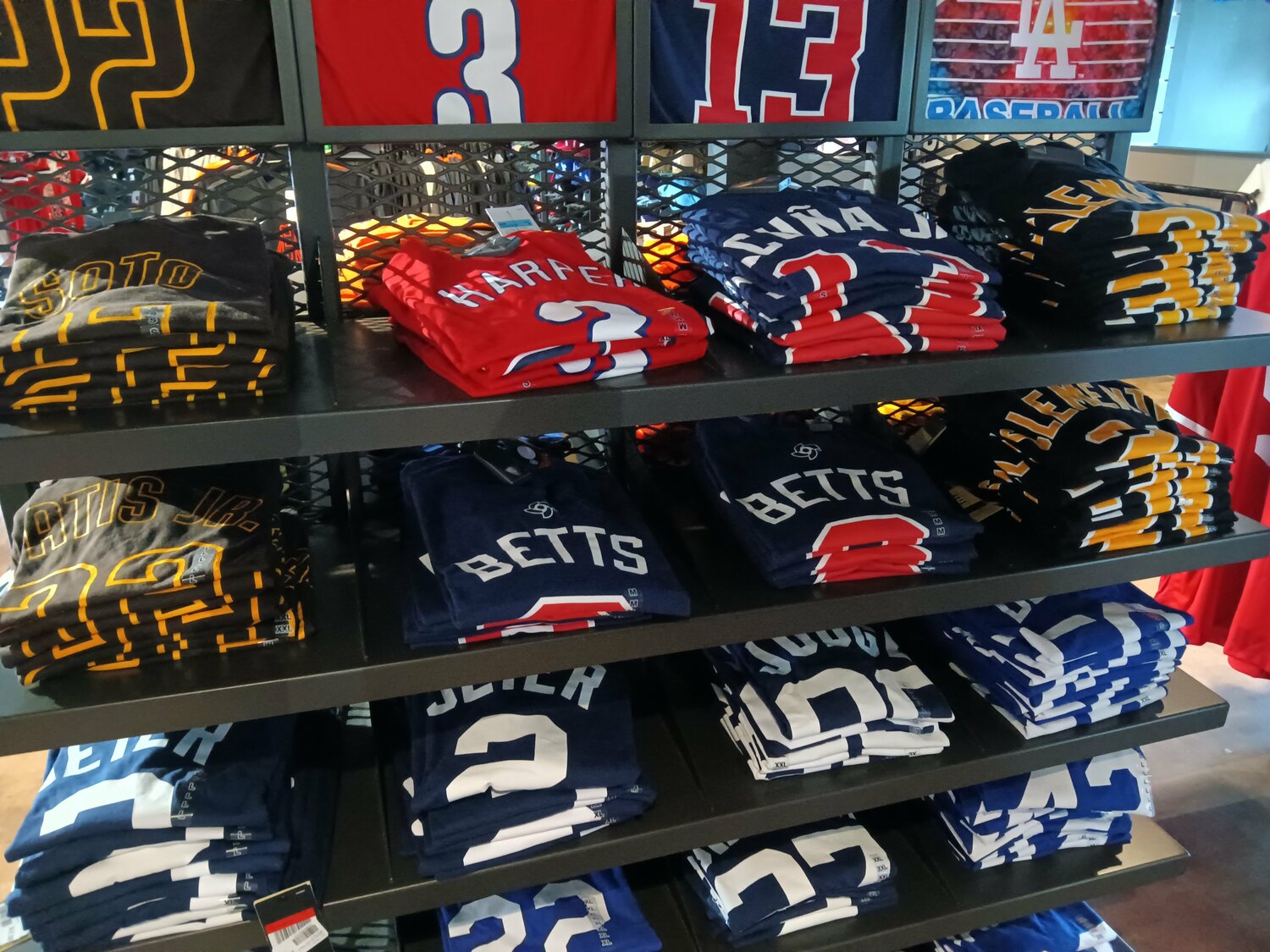 MLB選手のTシャツが平積みで並べられた棚。大谷のTシャツはXLサイズ1枚しかなかった…… ©Shoko Mizutsugi