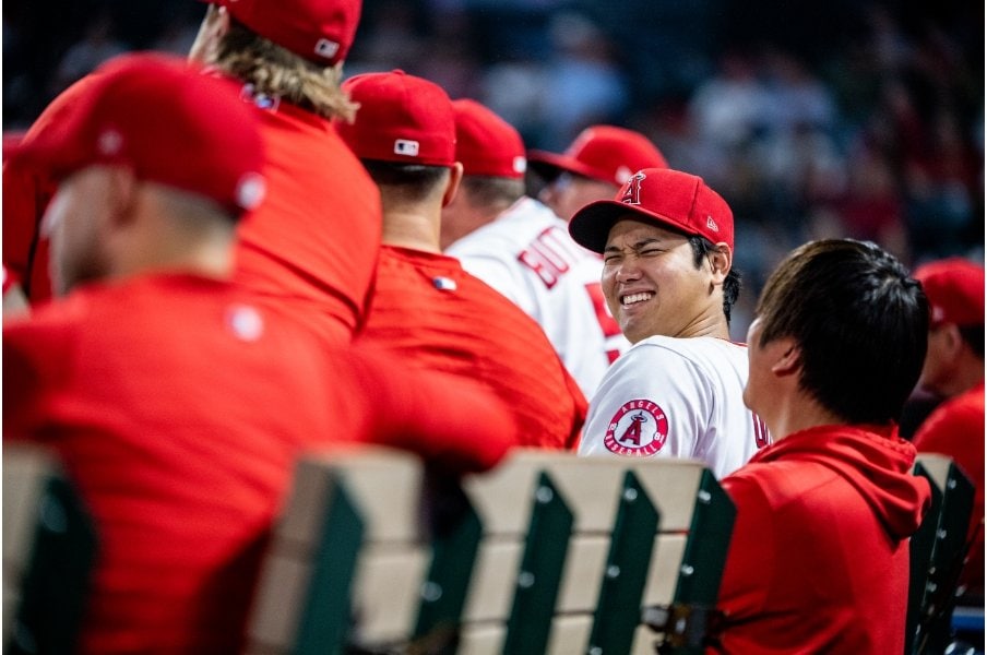 エンゼルスのチームメイトたちと談笑する大谷。朗らかな人柄は高校時代から変わっていない　©Nanae Suzuki