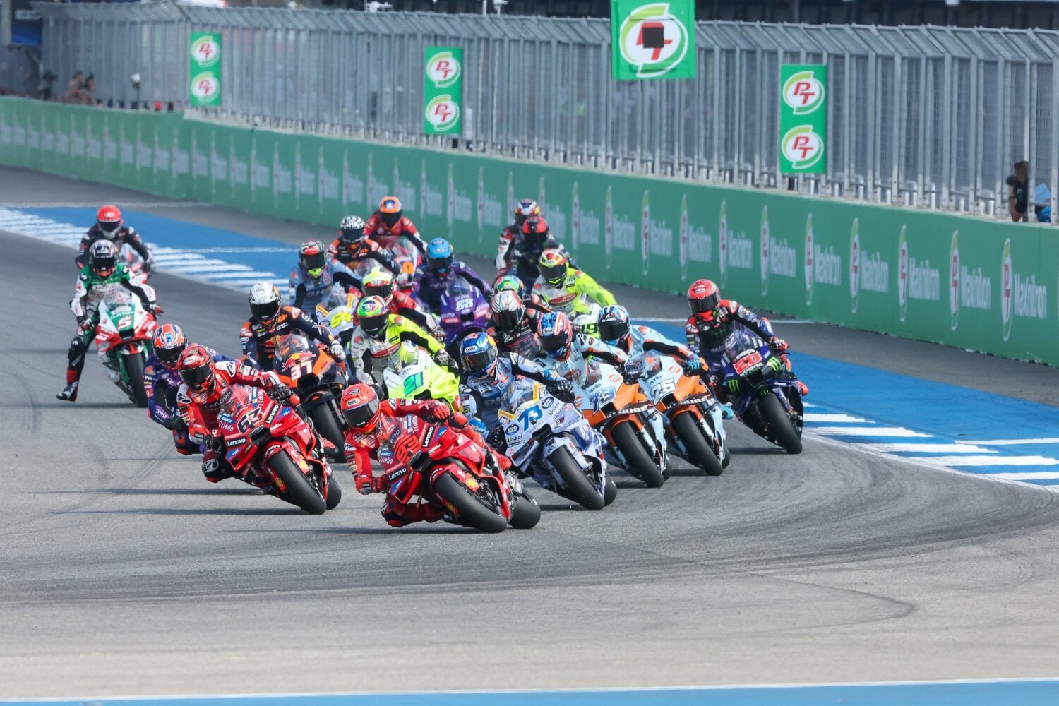 決勝でホールショットを決めるマルケス（先頭）。ここから終始安定した戦いぶりを見せた　©Satoshi Endo