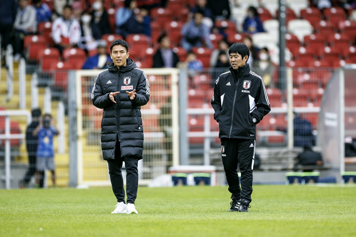 22年9月の日本代表欧州遠征。当時現役の長谷部は森保監督らとコミュニケーションを取った　©Kiichi Matsumoto