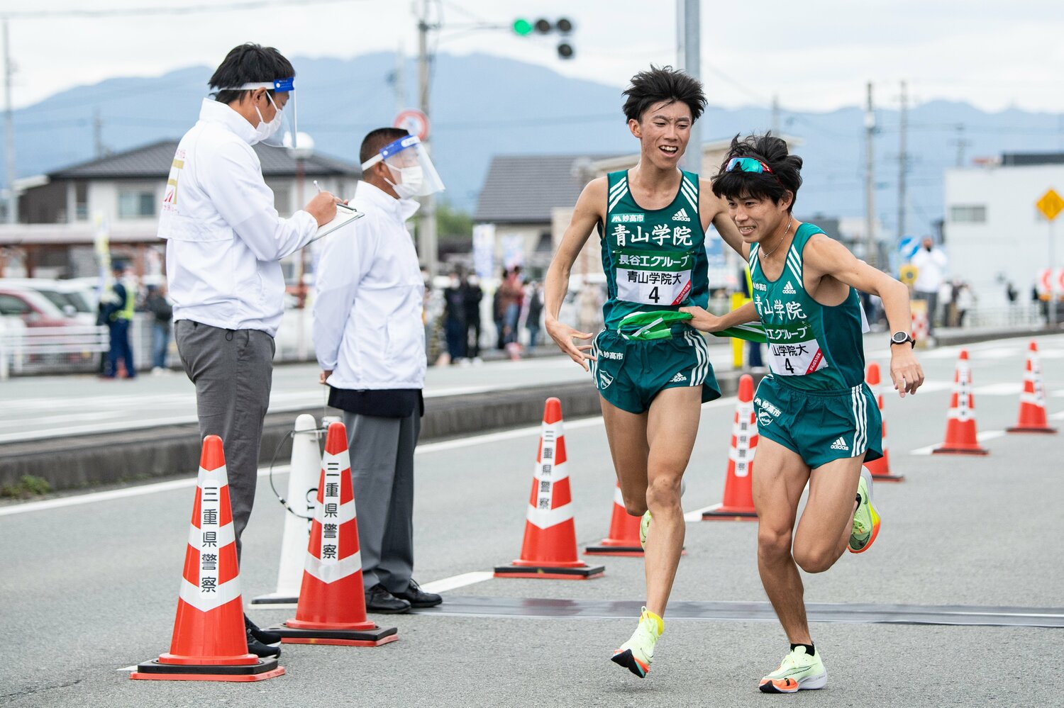 昨年の全日本大学駅伝では駒大の田澤に負けない走りを見せた近藤（左）。飯田へと襷をつないだ　©Nanae Suzuki