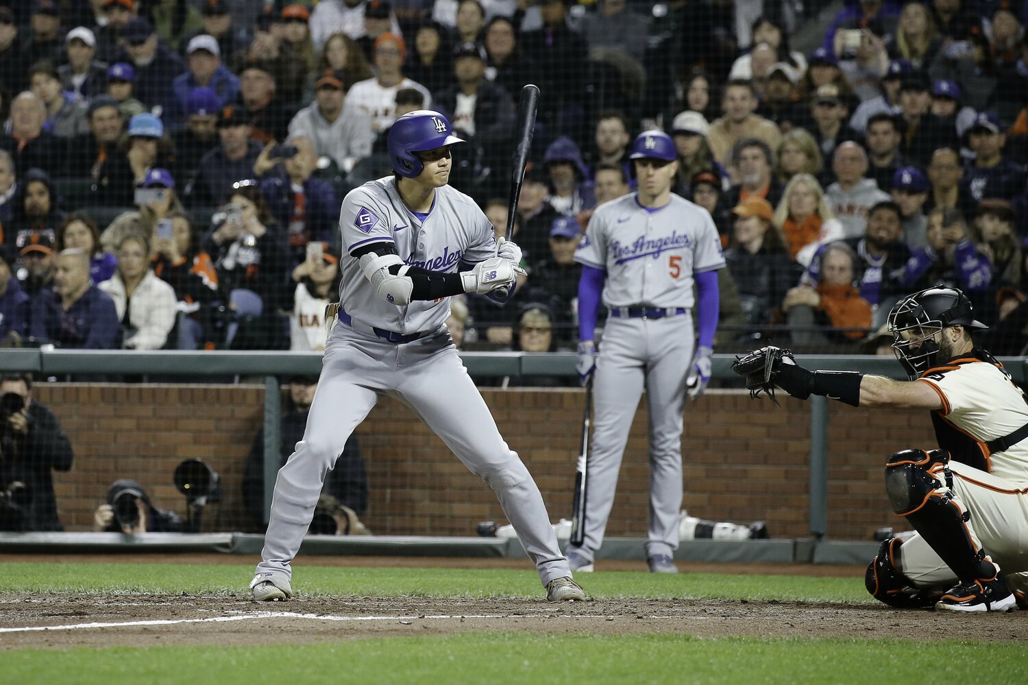 ストライクの判定に微妙な表情を浮かべる大谷　©Getty Images