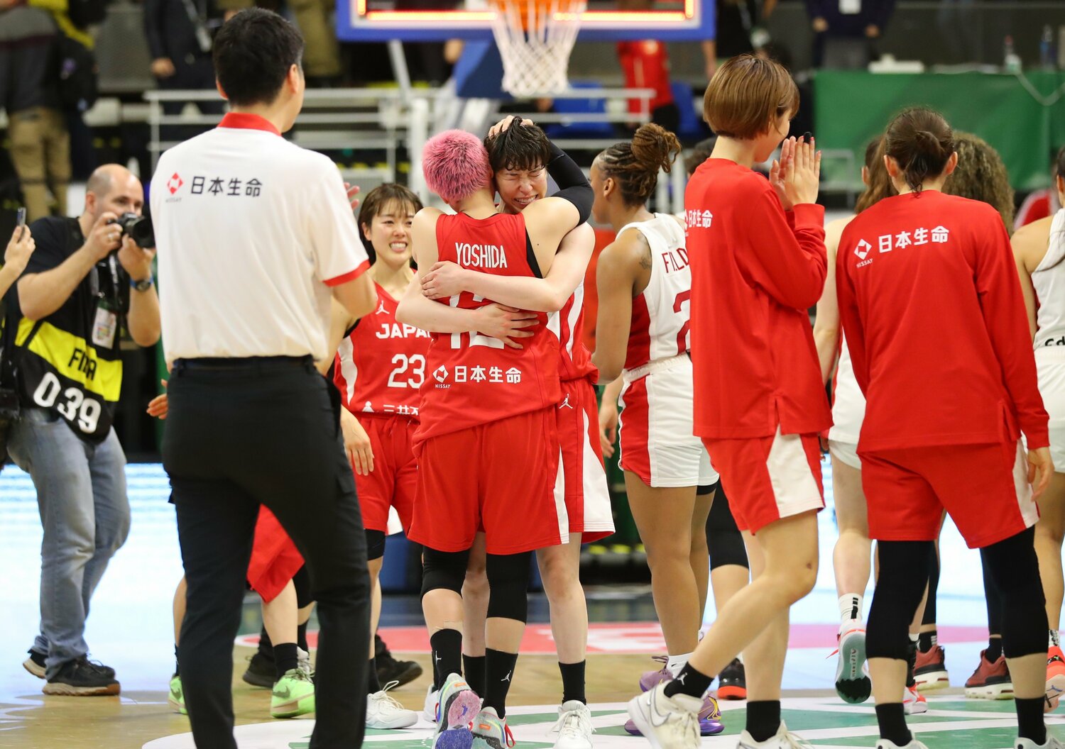 2勝1敗で首位通過となり、パリ五輪出場権を獲得。吉田はチームを牽引したキャプテン林を労った　©︎Yoshio Kato/AFLO