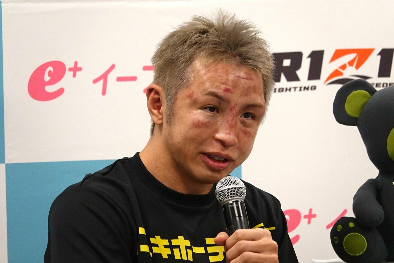 試合後の久保優太。顔が無惨に腫れ上がっている　©Koji Fuse