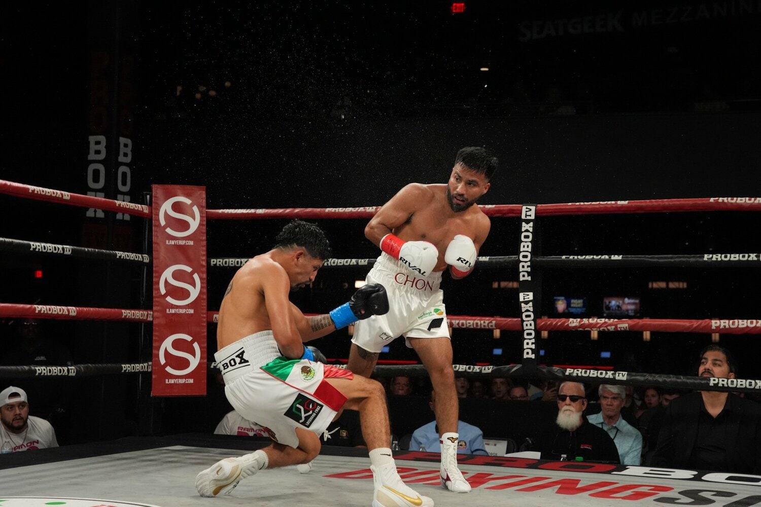 エリック・ロブレス（左）からKOを奪うラモン・カルデナス　©︎ProBoxTV