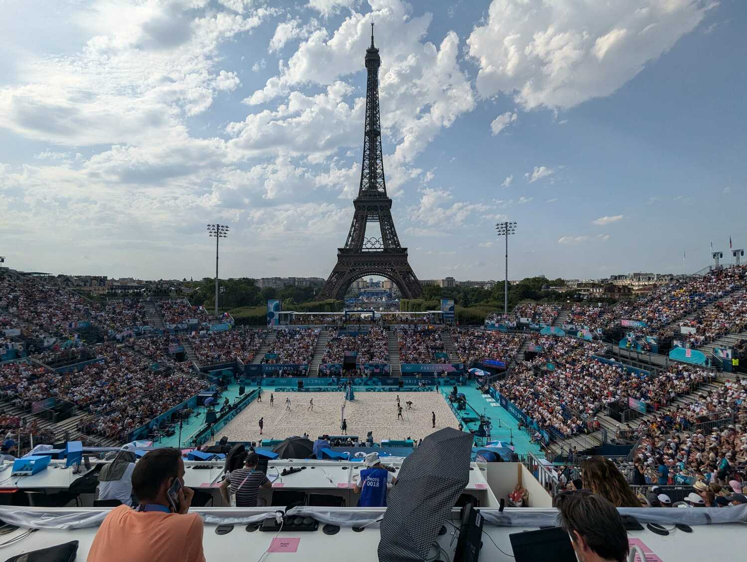 記者席から見下ろすビーチバレー会場 ©JMPA