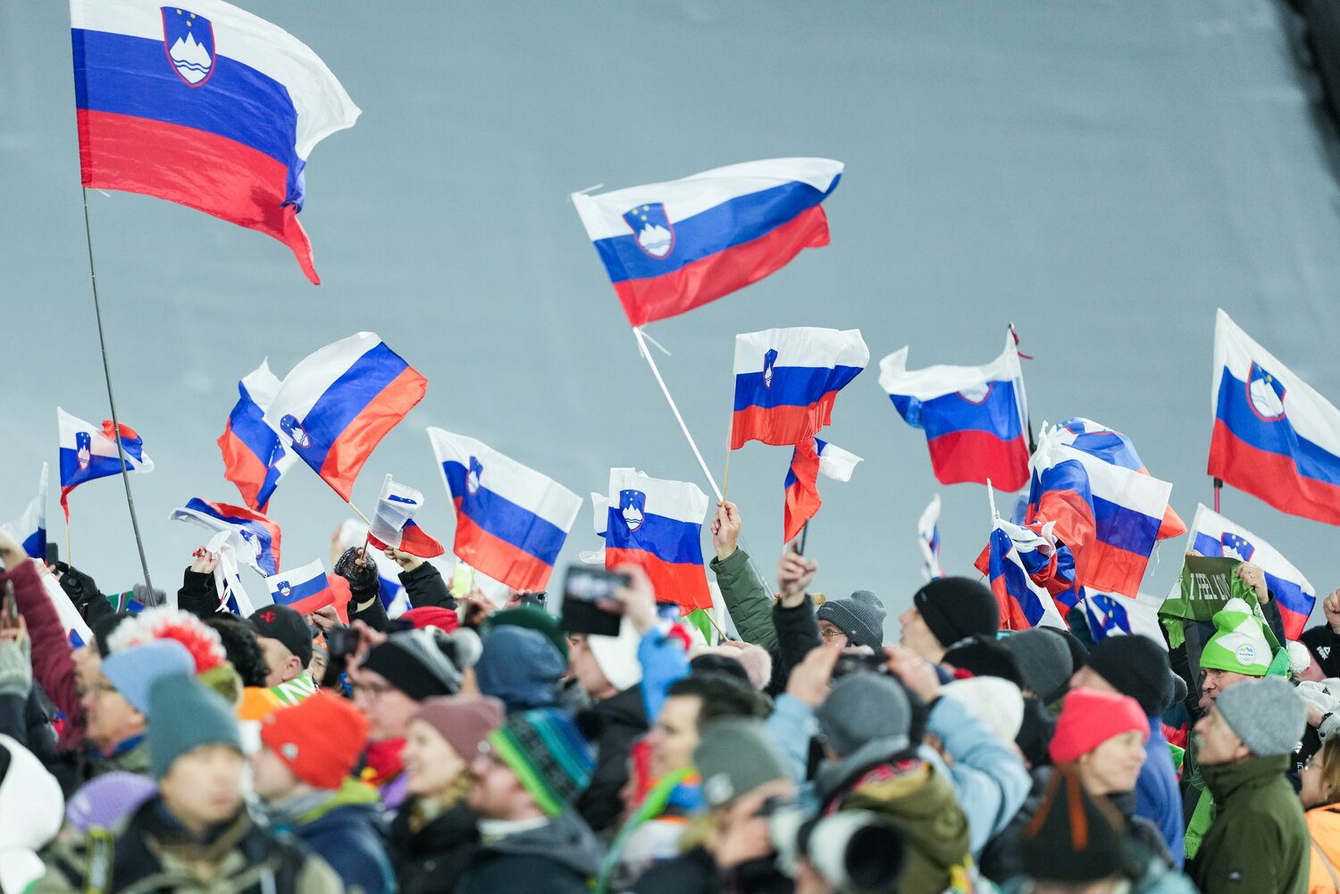 スロベニア国旗がはためくプレダッツォのジャンプ競技会場　©Tsutomu Kishimoto / JMPA