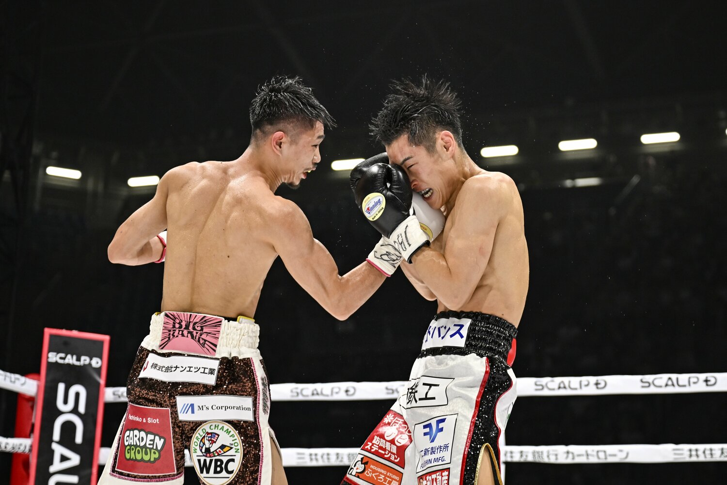 西田のガードをもろともせず、アッパーを打ち込む中谷　©︎Hiroaki Finito Yamaguchi