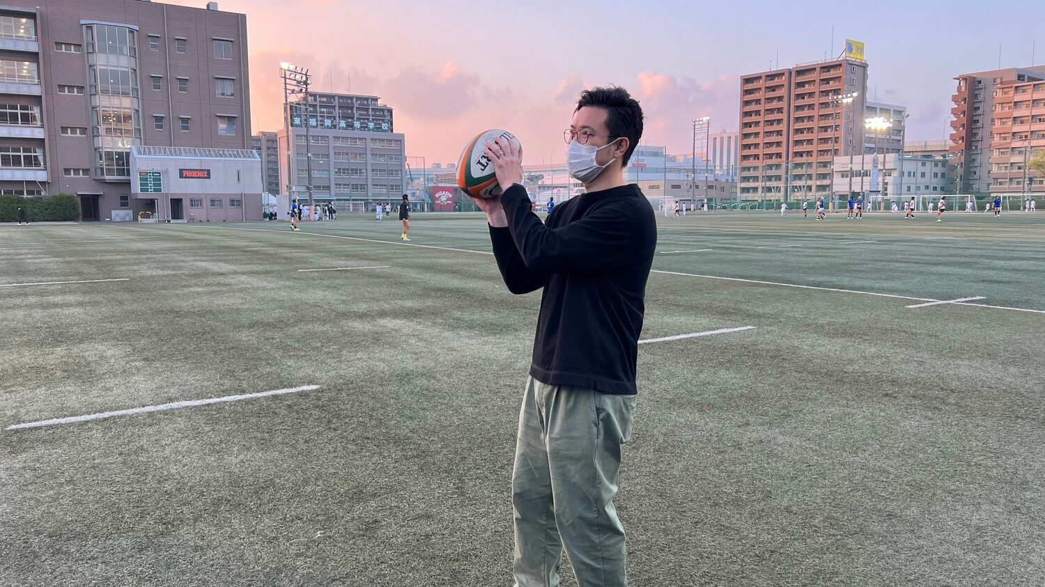 取材で訪れた東福岡高校のグラウンドに立ち、ボールを触る瓜生さん。担当する『部活ピーポー全力応援！ブカピ！』は毎週火曜深夜2時14分〜34分、ABCテレビで放送中（写真／本人提供）