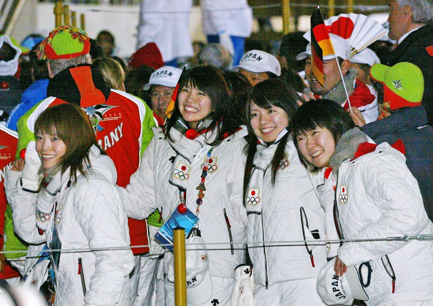 2006年のトリノ五輪閉会式で笑顔のチーム青森　©JIJI PRESS