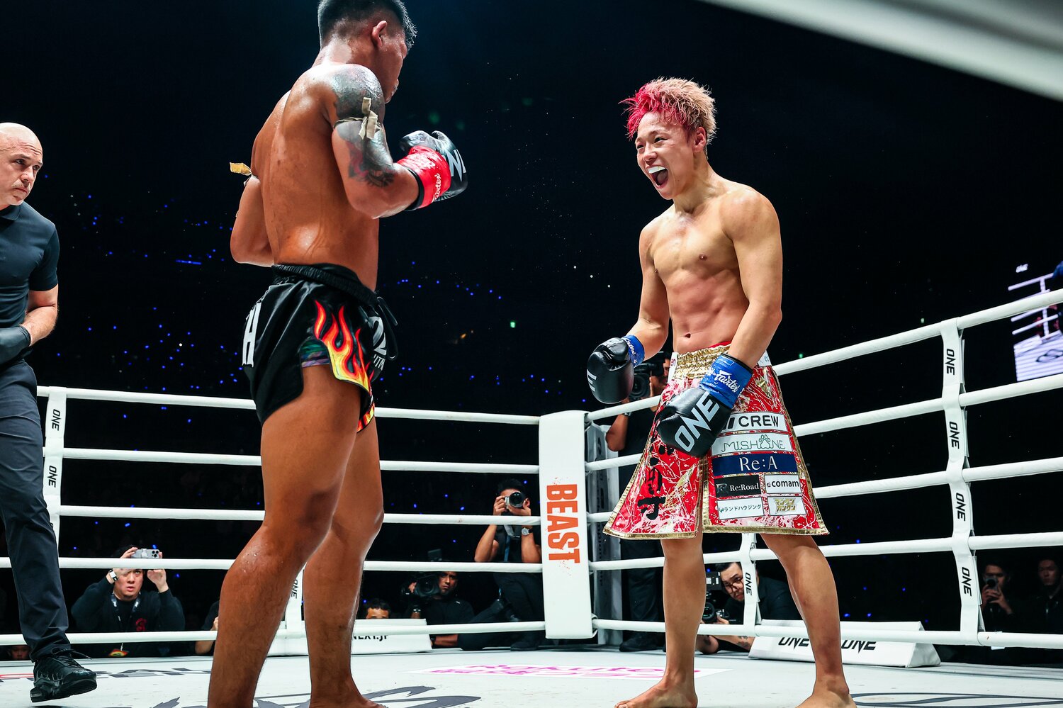 試合後半、ガードを下げてロッタンを煽る武尊　©ONE Championship Susumu Nagao