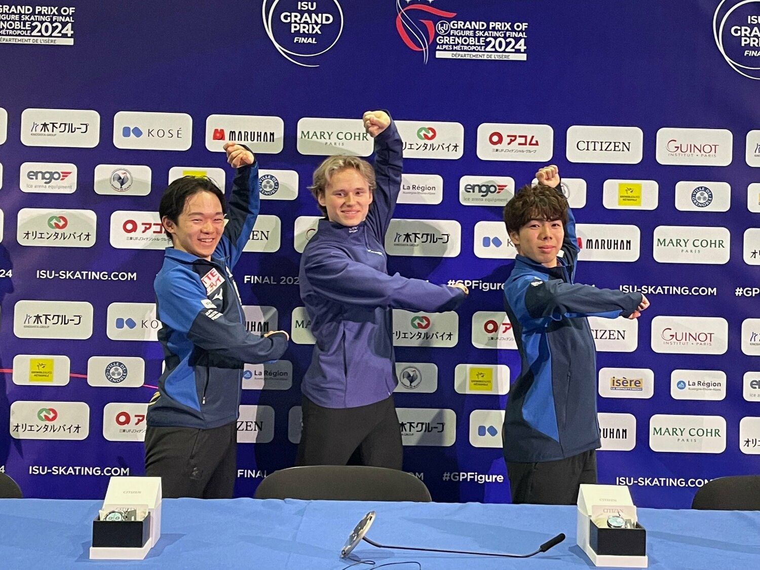 左から2位鍵山、1位マリニン、3位佐藤駿　©Akiko Tamura