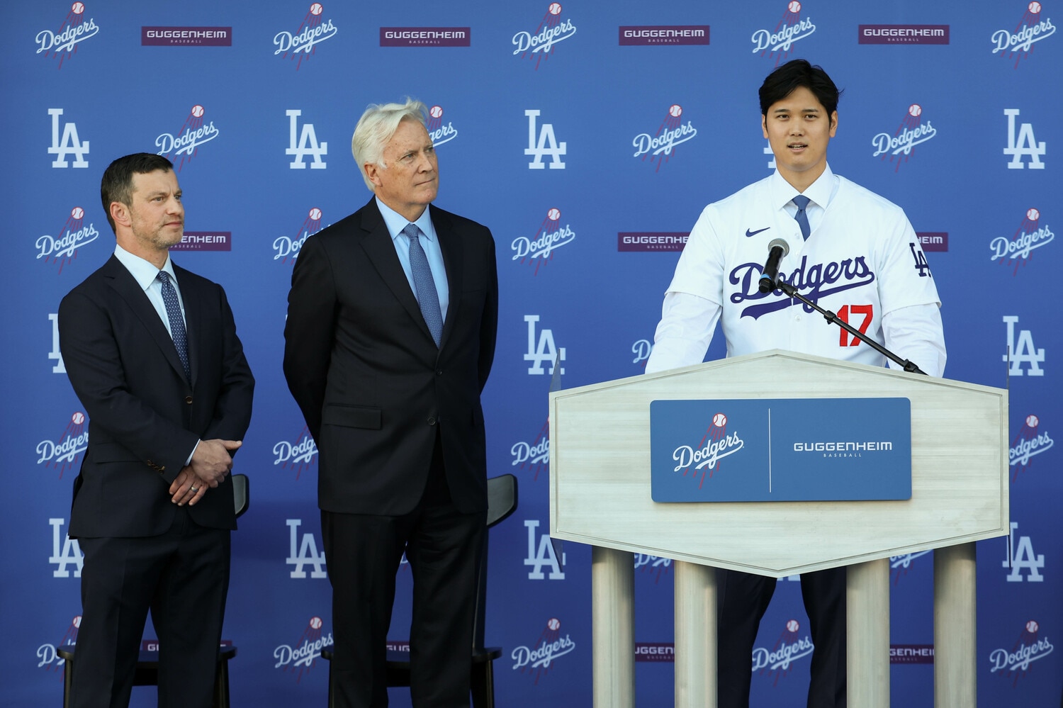 大谷翔平の入団会見。左が編成本部長のフリードマン氏、中央が筆頭オーナーのマーク・ウォルター氏　©Rob Leiter/Getty Images