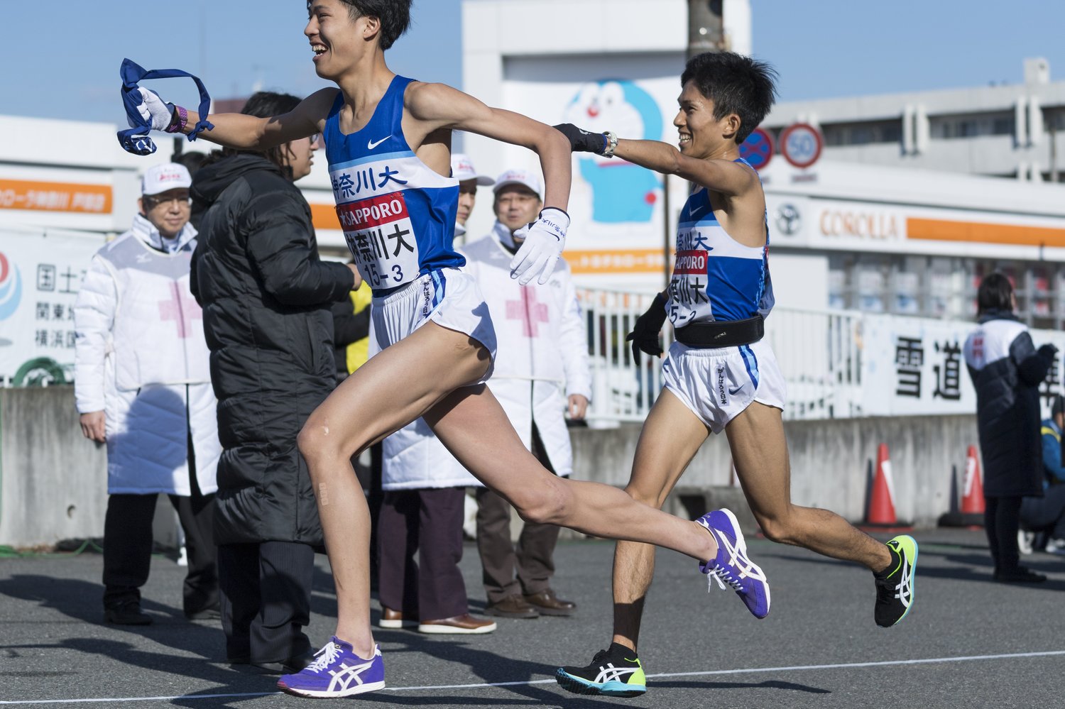 3年時の第93回箱根駅伝で2区区間賞を獲得した鈴木健吾（右）　©Takuya Sugiyama