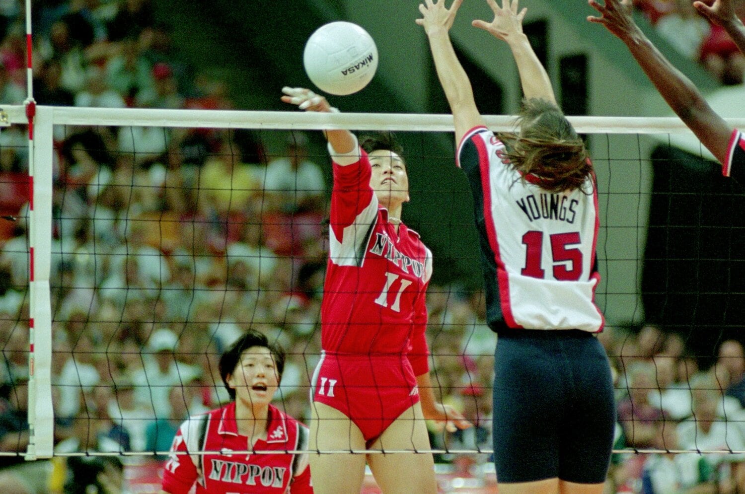 「レシーブした選手が腕を骨折」「鉛の靴で登下校」全日本バレーの元エースが明かす“伝説の中高生時代”…佐伯美香が駆け上ったスターダムの舞台裏＜Number Web＞ photograph by JIJI PRESS