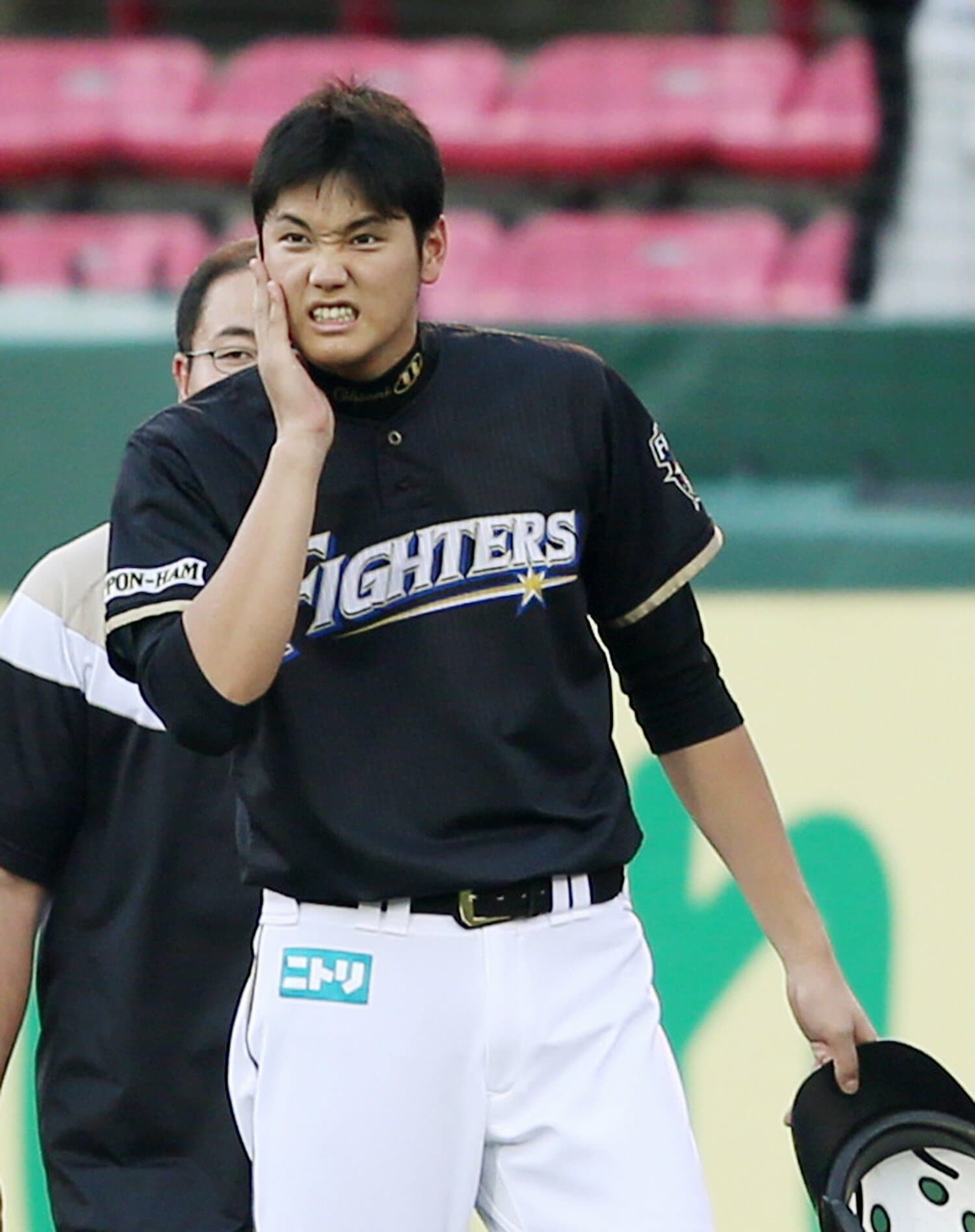 7月11日、楽天との試合前の練習中、打球が顔に当たった。右頰骨不全骨折と診断される ©JIJI PRESS