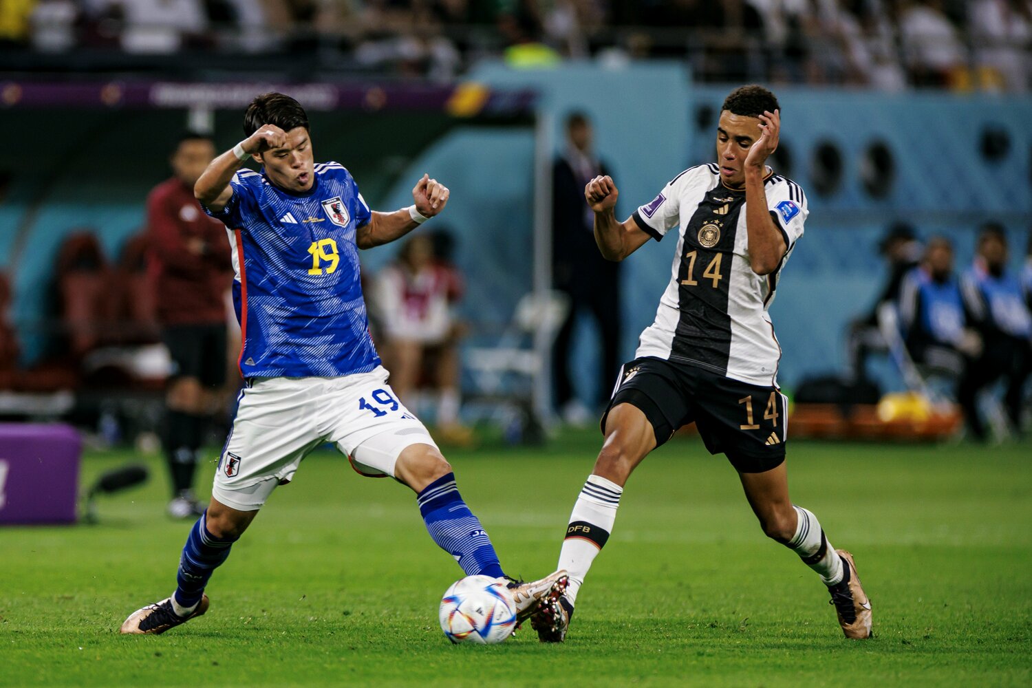 ドイツ戦、ムシアラとマッチアップする酒井宏樹　©Kiichi Matsumoto/JMPA