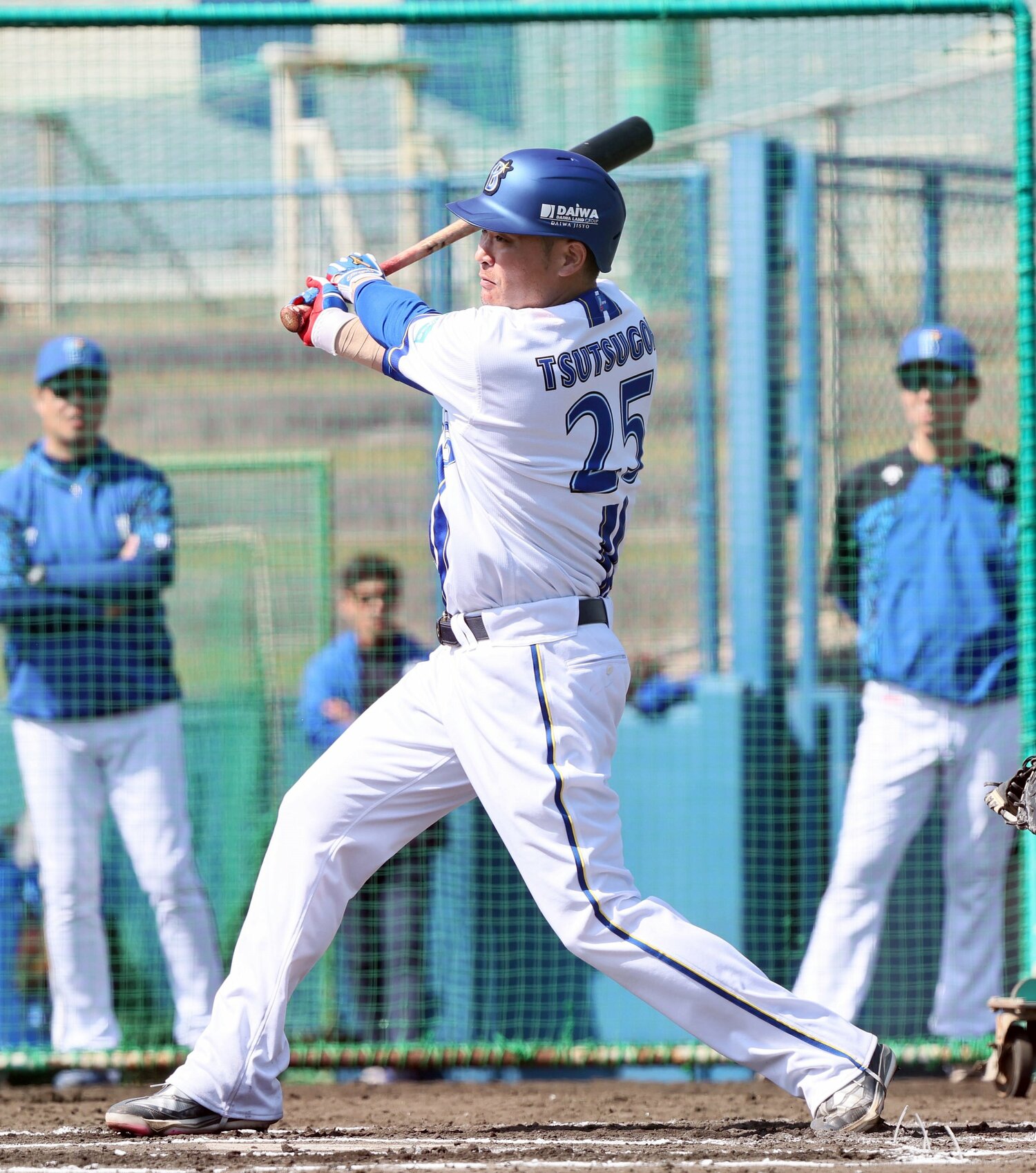 宜野湾キャンプでのライブBPで安打を放つ筒香 ©️SANKEI SHIMBUN