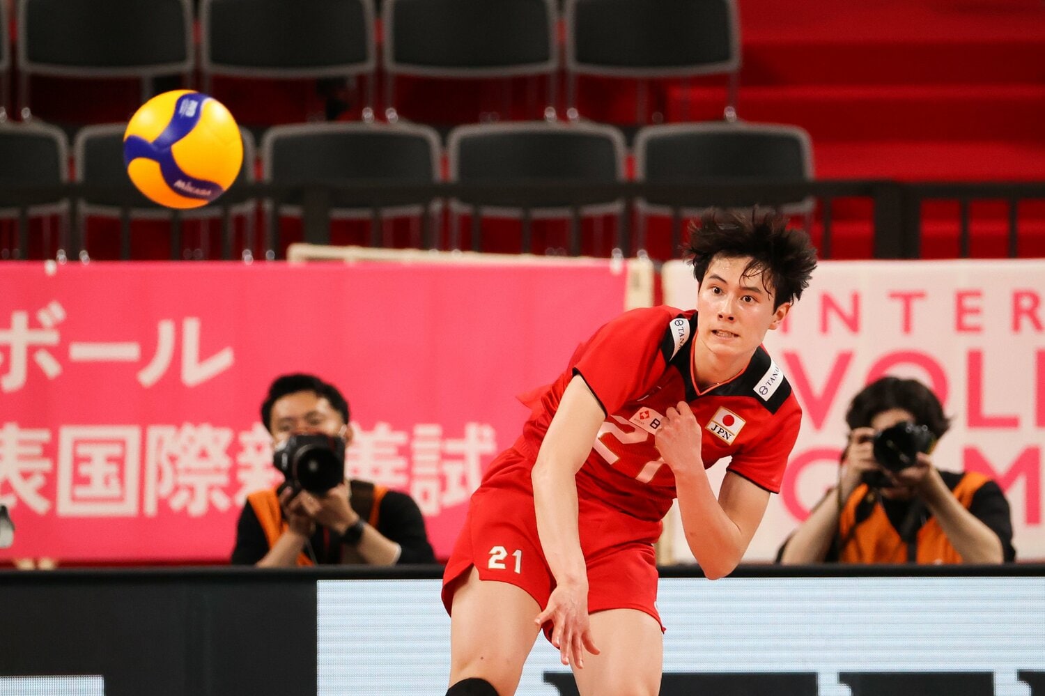 2021年に19歳で日本代表に選出された高橋藍。当時、21世紀生まれの選手（2001年生）として初のバレーボール日本代表だった　©︎Getty Images