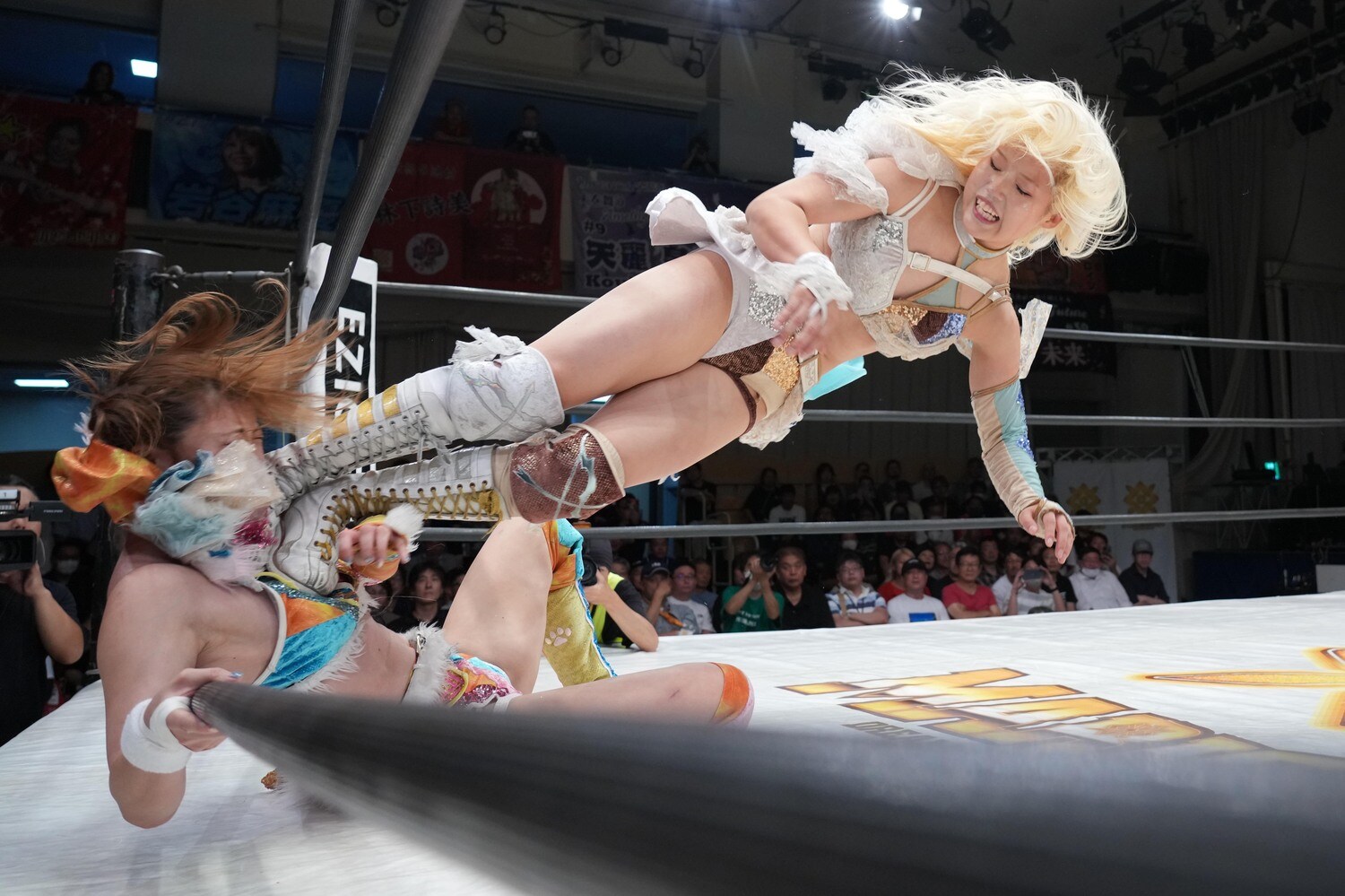 岩谷麻優に串刺しドロップキックを放つビクトリア弓月。9月14日、後楽園ホール ©Essei Hara