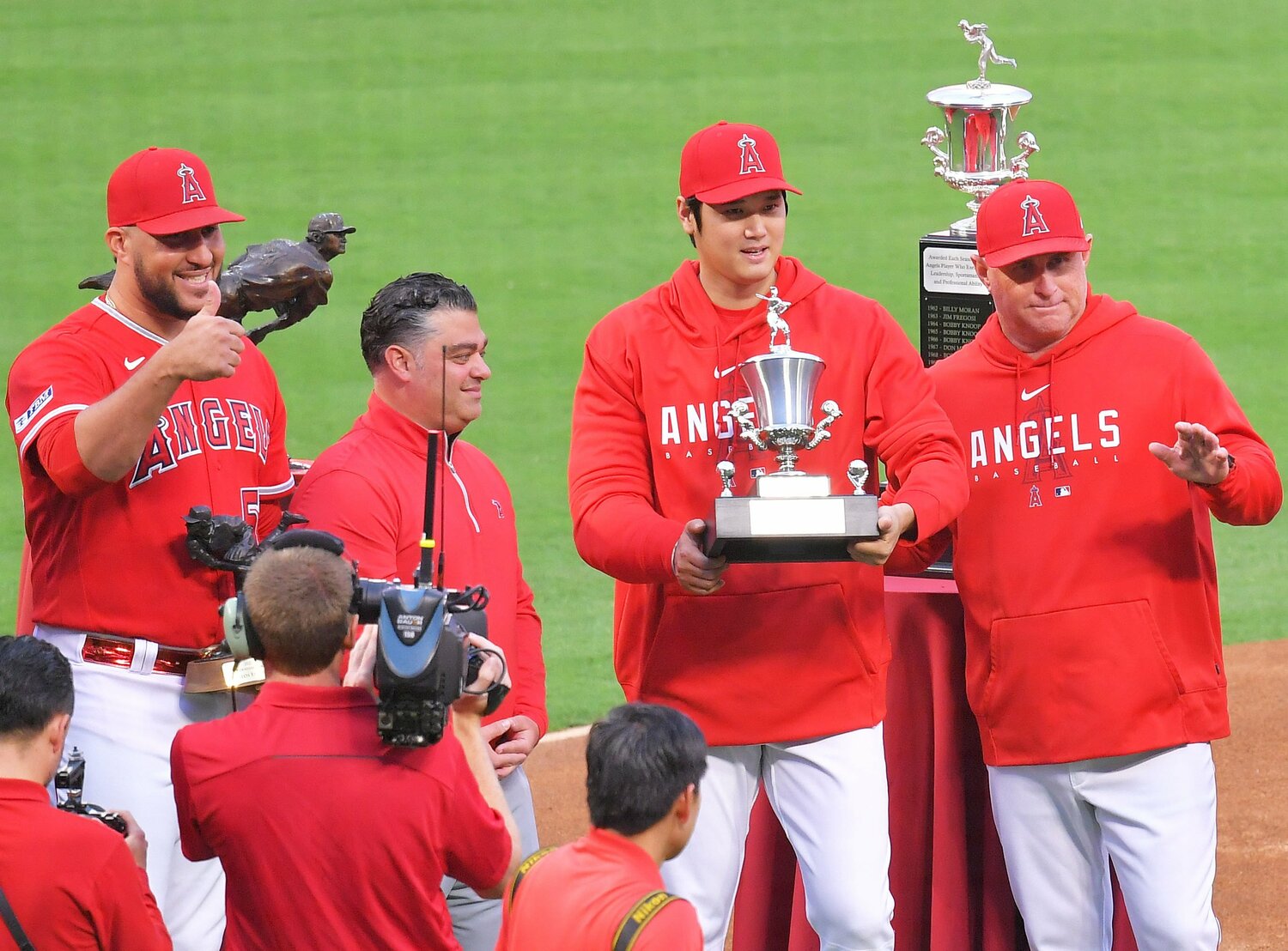 表彰された大谷（右から2人目）。左端はチーム最優秀投手賞を受賞したエステべス　©JIJI PRESS