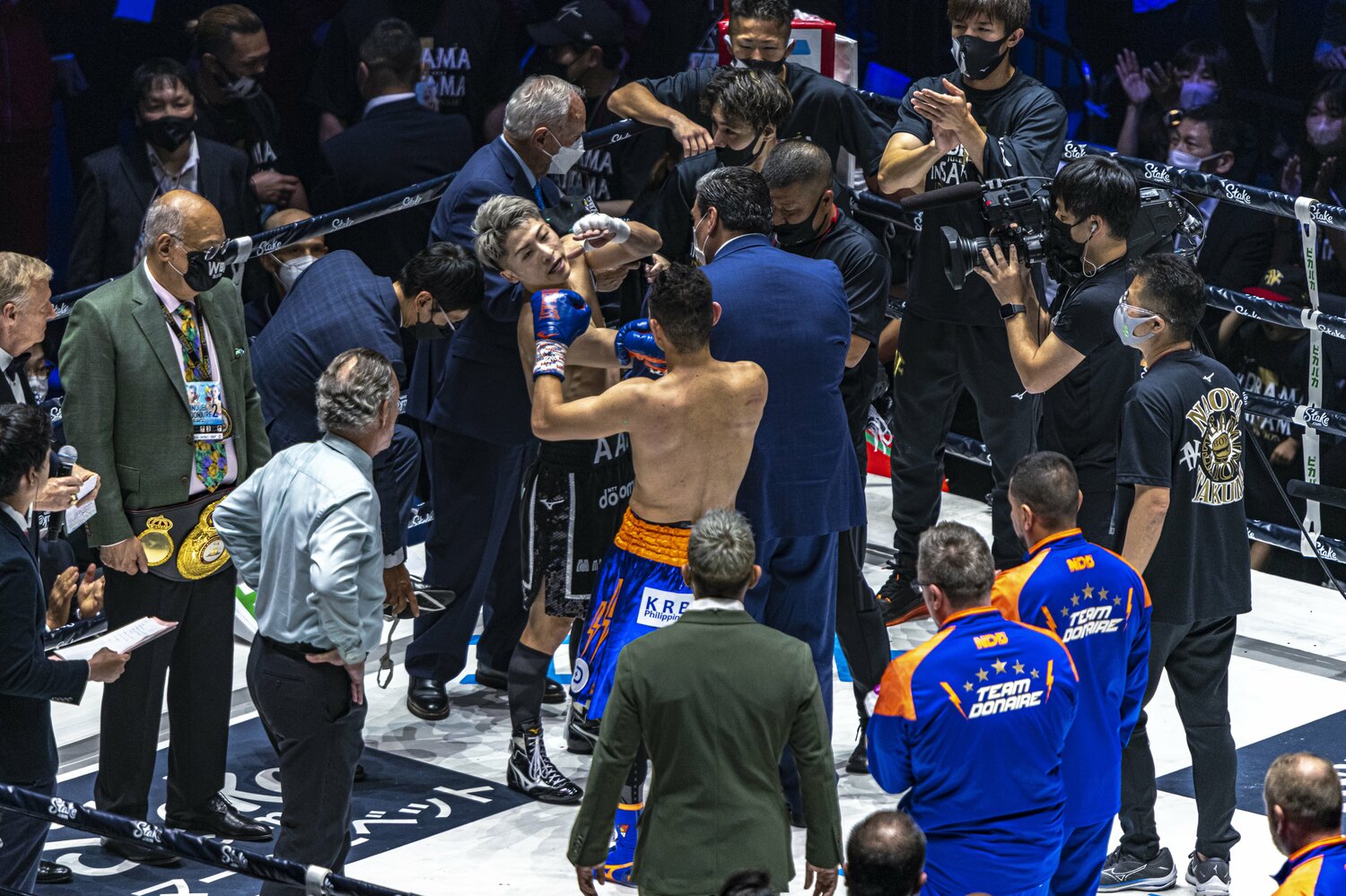 試合後に井上のもとへと歩み寄り、祝福を送るドネア。笑顔で言葉を交わした　©Takuya Sugiyama