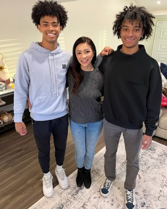 母と兄（右）のサポートに感謝するロロ。「Loloと（長男の）Martinは、とっても強い絆で結ばれている兄弟です。Martinの前向きで温かい応援があってLoloがいます」（母・礼子さん）