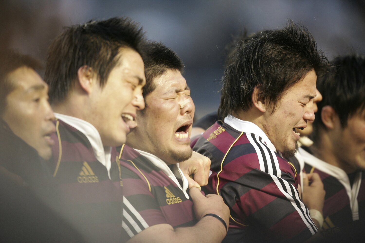 2008年1月、大学ラグビー選手権決勝で慶應大を破り、五郎丸歩らと「荒ぶる」を歌う早稲田大時代の畠山健介（中央）　©︎Tamon Matsuzono