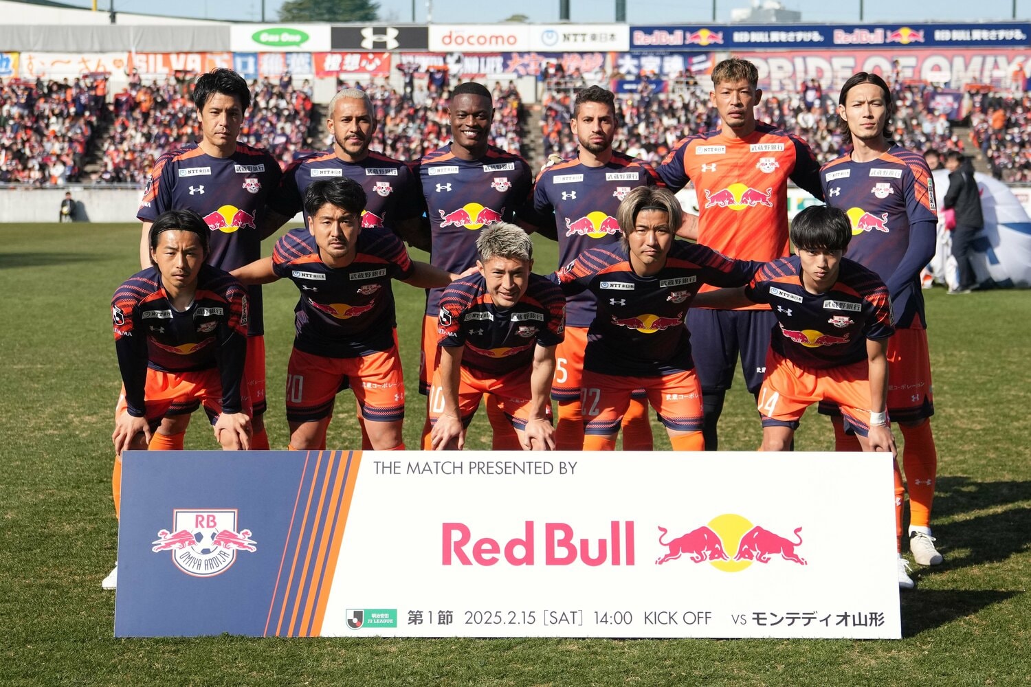 ネイビーとオレンジを基調とした新ユニフォームで開幕戦に臨んだ選手たち ©Masashi Hara