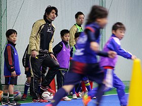 年齢に応じた指導を心がける鈴木良介コーチ。練習を説明する際は言葉の選び方を工夫するという。